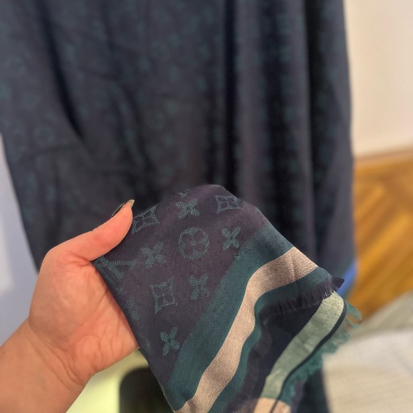 Louis Vuitton Elegant Blue and Green Scarf - Picture 5 of 12